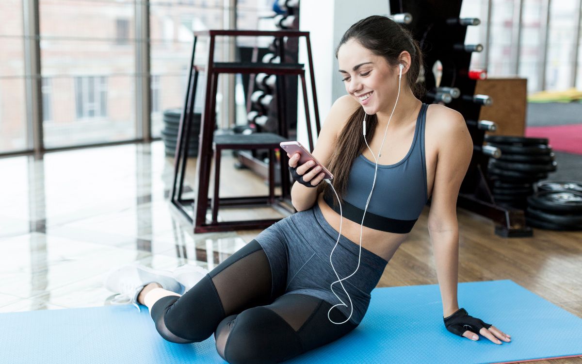 podcasts mujer entrenando con auriculares
