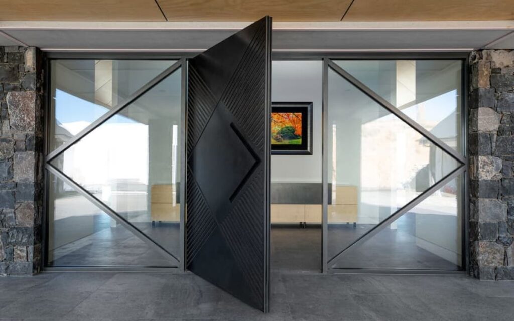 Portón de herrería con paneles de vidrio